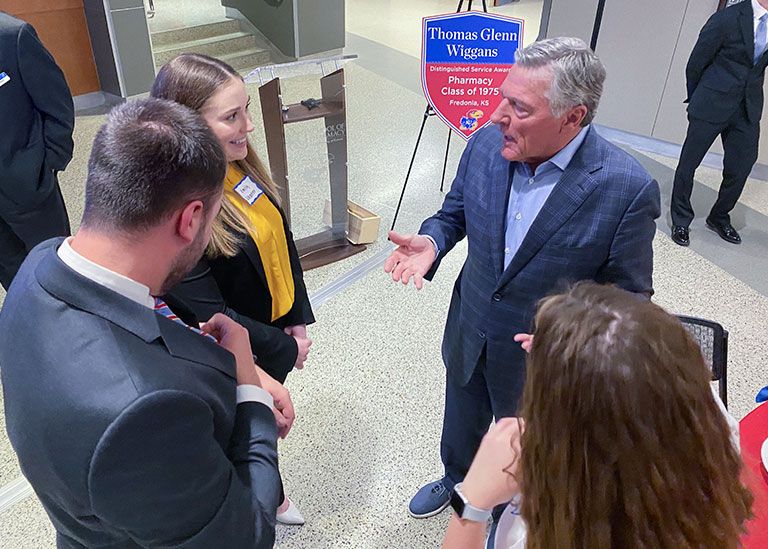 2022 Distinguished Service awardee Tom Wiggans engages with students at the April 29 Dean's Club event and award ceremony at the School of Pharmacy.